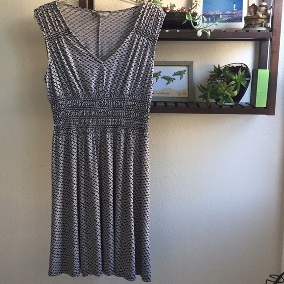 Daisy Fuentes Dresses & Skirts - 🏖3 for $20🏖 DAISY FUENTES / Grey Graphic Sleeveless Ruched Midi Stretch Dress